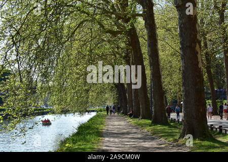 Boulevard a piedi vicino al fiume sotto salici di Lille in Francia in primavera Foto Stock