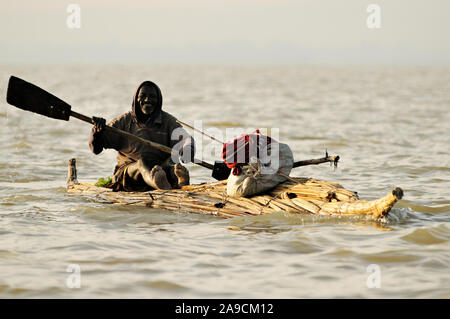 Uomo felice sul suo tankwa sul Lago Tana, Etiopia Foto Stock