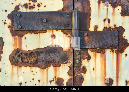 Texture di metallo arrugginito da una fabbrica abbandonata. Russia Mosca Foto Stock