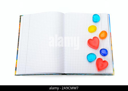 Notebook con la decorazione in forma di cuori isolati su sfondo bianco Foto Stock