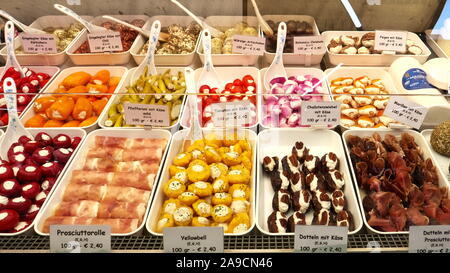 In prossimità di un negozio di specialità gastronomiche vetrina a naschtmarkt a Vienna, in Austria Foto Stock