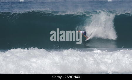 HALEIWA, STATI UNITI D'AMERICA - Dicembre 7, 2017: surfer chiusura tubo di canna hawaii Foto Stock