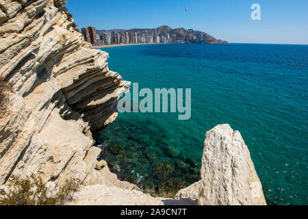 La vista dal balcone del Mediterraneo a Placa del Castell affacciato sulla spiaggia di Levante a Benidorm, Spagna. Foto Stock