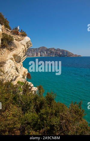 La vista dal balcone del Mediterraneo a Placa del Castell affacciato sulla spiaggia di Levante a Benidorm, Spagna. Foto Stock