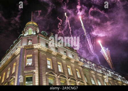 Regent Street, Londra, Regno Unito. Xiv Nov, 2019. Fuochi d'artificio accompagnare l'accensione delle luci. Il Natale più grande installazione di luce a Londra, Regent Street di 'lo spirito di Natale', dotate di angeli illuminato diffondere le loro ali, viene accesa con un programma di palcoscenico, esecutori, attività di festa, cibo e bevande. Credito: Imageplotter/Alamy Live News Foto Stock