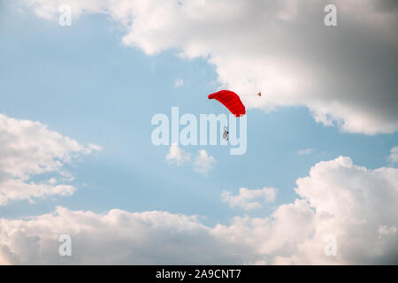 Paracadutista paracadutismo nel cielo blu. Servizio militare Foto Stock