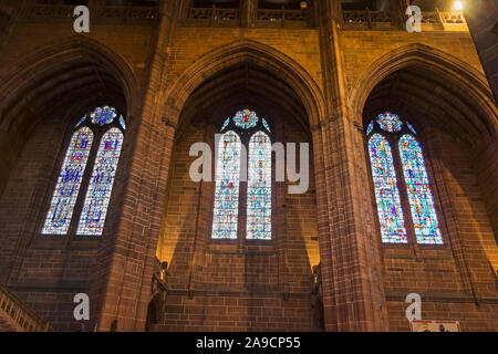 Le finestre di vetro macchiate in Liverpool Cathedral Regno Unito Foto Stock