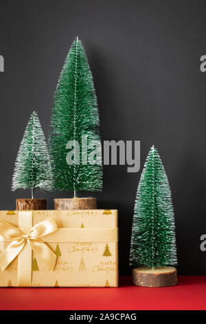 Decorazione di Natale verde degli abeti figura sulla terra rossa Foto Stock