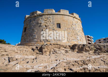 Una vista della storica Castillo de Moraira, o il castello di Moraira, che si trova nella città costiera di Moraira in Costa Blanca regione della Spagna. Foto Stock
