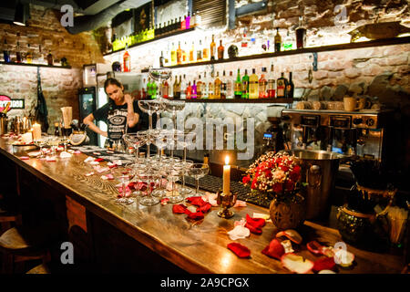 Kharkiv, Ucraina - 18 settembre 2019: umore romantico nel bar Foto Stock