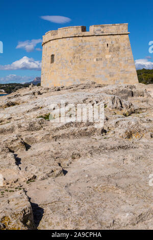 Una vista della storica Castillo de Moraira, o il castello di Moraira, che si trova nella città costiera di Moraira in Costa Blanca regione della Spagna. Foto Stock