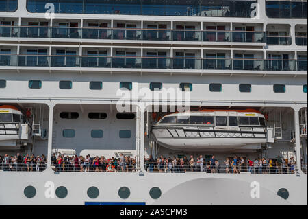 Rinforzo del popolo fino al ponte a lasciare la nave da crociera MSC Lyrica Foto Stock