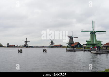 Zaandam, Paesi Bassi. 11 novembre 2019. Storici mulini a vento olandesi a Zaanse Schans lungo il fiume De Zaan. Foto Stock