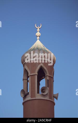 Crescent simbolo dell Islam sulla sommità della cupola di un minareto della cupola contro un cielo blu chiaro Foto Stock