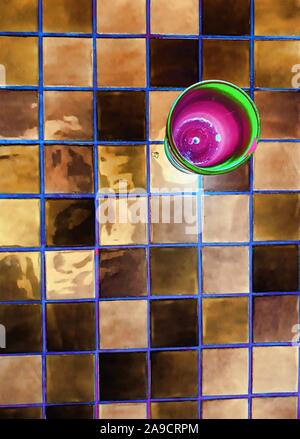 Immagine stilizzata di tazza verde sul tavolo quadrato con piastrelle di ceramica Foto Stock