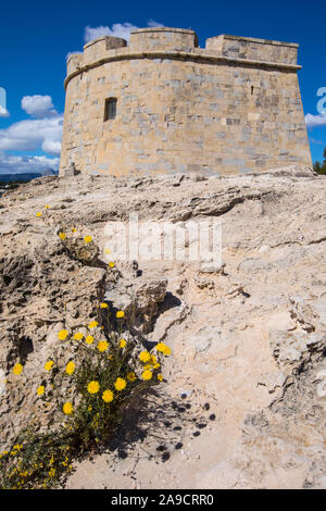 Una vista della storica Castillo de Moraira, o il castello di Moraira, che si trova nella città costiera di Moraira in Costa Blanca regione della Spagna. Foto Stock