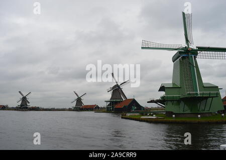 Zaandam, Paesi Bassi. 11 novembre 2019. Storici mulini a vento olandesi a Zaanse Schans lungo il fiume De Zaan. Foto Stock