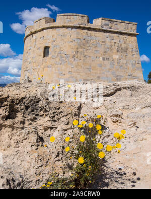 Una vista della storica Castillo de Moraira, o il castello di Moraira, che si trova nella città costiera di Moraira in Costa Blanca regione della Spagna. Foto Stock