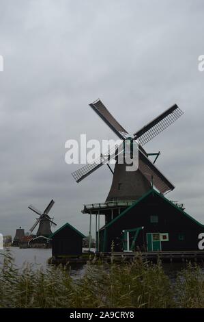 Zaandam, Paesi Bassi. 11 novembre 2019. Storici mulini a vento olandesi a Zaanse Schans lungo il fiume De Zaan. Foto Stock