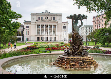 Opera Nazionale Lettone, Riga, Lettonia, con parco, fiore e fontana Foto Stock