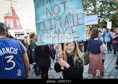 Gli studenti dimostrano durante il mese di settembre 2019 il clima di scioperi (noto anche come settimana globale per le future), Montpelier, VT. Molti hanno camminato fuori della scuola. Foto Stock