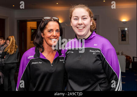 Castletownbere, West Cork, Irlanda. Xiv Nov, 2019. Mauree Healy e Róisín Harrington di Beara Ladies FC (socceer) raffigurato all odierna presentazione del controllo per la Misericordia ospedale universitario della Fondazione ercy "Heroes" campagna che ha avuto luogo nel mese di ottobre 18th. La comunità di Castletownbere è stata in vigore nel mese di ottobre, sollevando i fondi vitali per POONS, l'oncologia pediatrica Outreach servizio infermieristico che consente all'ospedale per fornire il trattamento per i bambini con il cancro dal comfort di casa propria. Credito: Andy Gibson/Alamy Live News Foto Stock