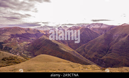 La prima neve sui monti Sibillini in autunno Foto Stock