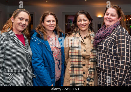 Castletownbere, West Cork, Irlanda. Xiv Nov, 2019. Nella foto a oggi la presentazione del controllo per la Misericordia ospedale universitario della Fondazione ercy "Heroes" campagna che ha avuto luogo nel mese di ottobre il XVIII sono Joanne Hendrick, Trish Orpen, PTA, Majella Geraghty, 6 insegnante di classe e Sandra O'Shea, PTA, tutti Scoil un Chroí Ró Naofa . Castletownbere è stata in vigore nel mese di ottobre, sollevando i fondi vitali per POONS, l'oncologia pediatrica Outreach servizio infermieristico che consente all'ospedale per fornire il trattamento per i bambini con il cancro dal comfort di casa propria. Credito: Andy Gibson/Alamy Live News Foto Stock