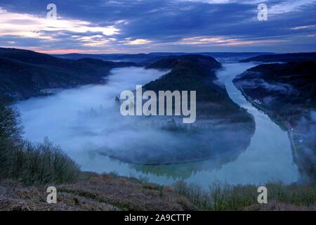 Vista dal Belvedere Cloef vicino Orscholz sulla grande ansa della Saar vicino a Mettlach, Saarland, Germania Foto Stock