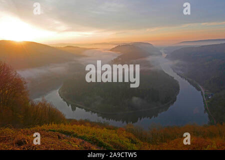 Vista dal Belvedere Cloef vicino Orscholz sulla grande ansa della Saar vicino a Mettlach, Saarland, Germania Foto Stock