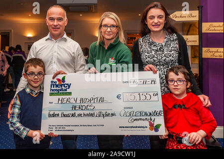 Castletownbere, West Cork, Irlanda. Xiv Nov, 2019. Nella foto a oggi la presentazione del controllo per la Misericordia ospedale universitario della Fondazione ercy "Heroes" campagna che ha avuto luogo nel mese di ottobre il XVIII sono Lizzie O'Shea con Fratel Jack, papà Giovanni e mamma Fiona con misericordia campagne Hospital & Community Manager, Deirdre Finn con un controllo per oltre 15.000 €. Credito: Andy Gibson/Alamy Live News Foto Stock