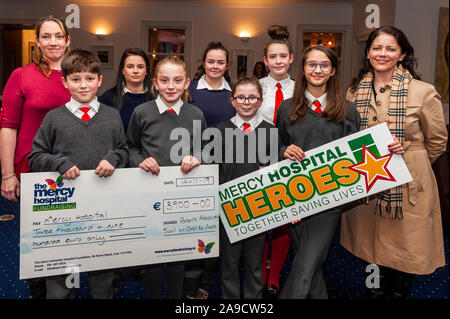 Castletownbere, West Cork, Irlanda. Xiv Nov, 2019. Nella foto a oggi la presentazione del controllo per la Misericordia ospedale universitario della Fondazione ercy "Heroes" campagna che ha avuto luogo nel mese di ottobre il XVIII sono gli alunni di scuole Castletownbere Scoil un Choí Ró Naofa e Scoil Phobail Bhéara. La comunità di Castletownbere è stata in vigore nel mese di ottobre, sollevando i fondi vitali per POONS, l'oncologia pediatrica Outreach servizio infermieristico che consente all'ospedale per fornire il trattamento per i bambini con il cancro dal comfort di casa propria. Credito: Andy Gibson/Alamy Live News Foto Stock