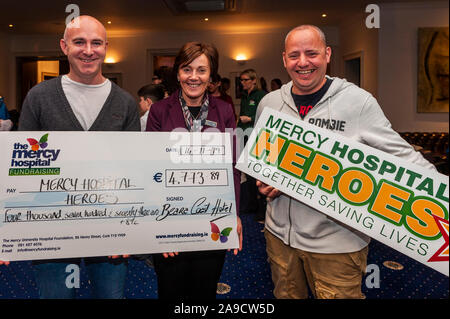 Castletownbere, West Cork, Irlanda. Xiv Nov, 2019. Nella foto a oggi la presentazione del controllo per la Misericordia ospedale universitario della Fondazione ercy "Heroes" campagna che ha avuto luogo nel mese di ottobre il XVIII sono Mark Golden, Mag McCarthy e Mark Johnston, tutti di Beara Coast Hotel. La comunità di Castletownbere è stata in vigore nel mese di ottobre, sollevando i fondi vitali per POONS, l'oncologia pediatrica Outreach servizio infermieristico che consente all'ospedale per fornire il trattamento per i bambini con il cancro dal comfort di casa propria. Credito: Andy Gibson/Alamy Live News Foto Stock