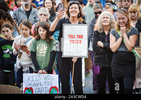 Gli studenti dimostrano durante il mese di settembre 2019 il clima di scioperi (noto anche come settimana globale per le future), Montpelier, VT. Molti hanno camminato fuori della scuola. Foto Stock