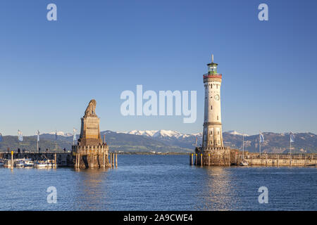 Nuovo faro e Leone bavarese nel porto di Lindau sul Lago di Costanza, Western Allgäu Allgäu, Svevia, Baviera, Germania meridionale, Germania, Europa Foto Stock