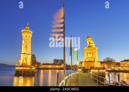 Nuovo faro e Leone bavarese nel porto di Lindau sul Lago di Costanza, Western Allgäu Allgäu, Svevia, Baviera, Germania meridionale, Germania, Europa Foto Stock