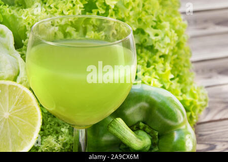 Frullato di verde con frutta e verdura Foto Stock