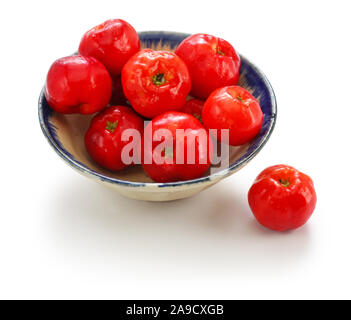 Acerola frutto, barbados cherry isolati su sfondo bianco Foto Stock