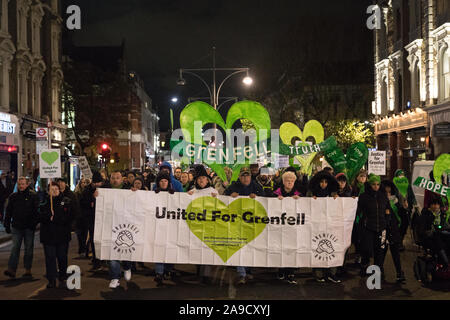 Londra, Regno Unito. 14 Novembre, 2019. I membri della comunità Grenfell, uniti da vigili del fuoco e wellwishers, prendere parte alla XXIX Grenfell in silenzio a piedi attorno a nord di Kensington su un mensile anniversario della torre Grenfell fire il 14 giugno 2017 durante la quale 72 persone morirono. È stato un mese difficile per la comunità Grenfell dopo la pubblicazione della prima fase della comunità Grenfell e altamente insensibile commenti fatti da leader della House of Commons Jasob Rees-Mogg. Credito: Mark Kerrison/Alamy Live News Foto Stock