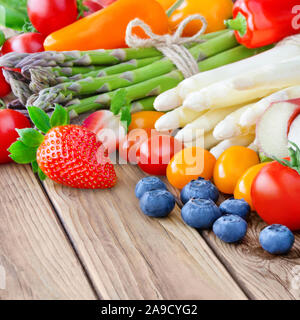 La frutta e la verdura fresca contro lo sfondo di legno Foto Stock