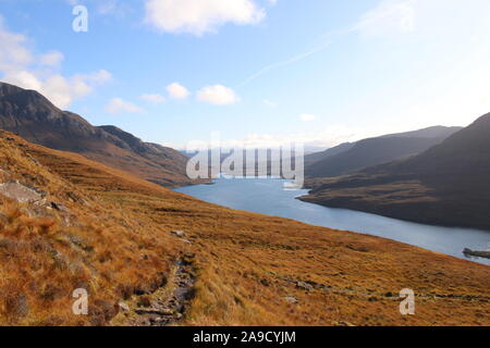 Vista dal lato sud del sentiero Stac Pollaidh che guarda al Loch Lurgainn, Highlands scozzesi Foto Stock
