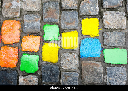 Dipinto luminosamente pavimentazione di pietra nel centro storico di Passau Foto Stock