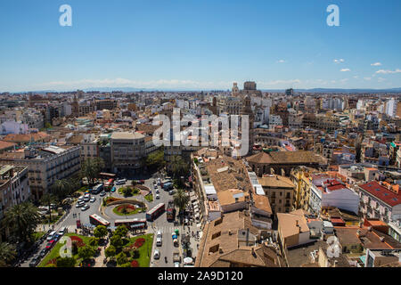 Una splendida vista dalla Torre del Micalet o el Miguelete - la storica torre campanaria della cattedrale di Valencia in Spagna. Plaça de la Reina, o regine Squa Foto Stock