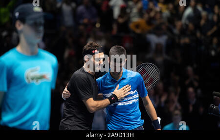 O2, Londra, Regno Unito. Il 14 novembre 2019. Nitto ATP Finals sera singles match, Novak Djokovic (SRB) (2) vs Roger Federer (SUI) (3), Federer sta procedendo a semi finali dopo aver vinto 6-4 6-3. Credito: Malcolm Park/Alamy Live News. Foto Stock