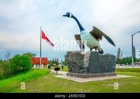 Wawa oca in fiume Goulais, Ontario: questo gigante oca stradale è stata salutando i viaggiatori in una piccola città di Ontario per oltre 50 anni Foto Stock