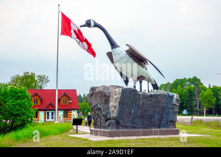 Wawa oca in fiume Goulais, Ontario: questo gigante oca stradale è stata salutando i viaggiatori in una piccola città di Ontario per oltre 50 anni Foto Stock