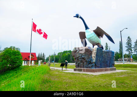 Wawa oca in fiume Goulais, Ontario: questo gigante oca stradale è stata salutando i viaggiatori in una piccola città di Ontario per oltre 50 anni Foto Stock