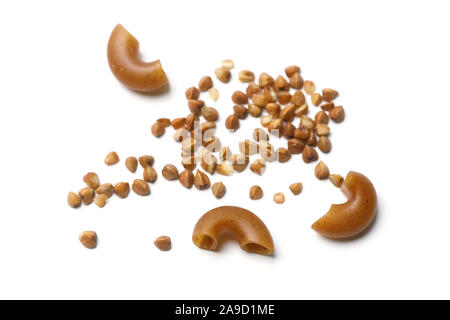 Pasta prodotta con grano saraceno farine e semole e semolini di grano saraceno su uno sfondo bianco, vista dall'alto. Foto Stock