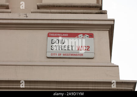 Un cartello stradale di Bow Street WC2 nel cuore del quartiere dei teatri del West End di Londra, Inghilterra, Regno Unito. Foto Stock