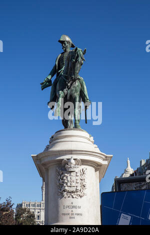 Porto, Portogallo - 27 Ottobre 2018: equestre in bronzo statua del re Dom Pedro IV a Praca da Liberdade o Piazza della Libertà in Avenidas Alidaos dos. Foto Stock